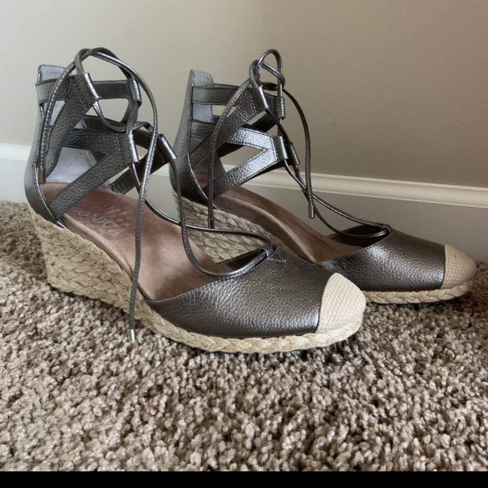 VIONIC calypso wedge size 9